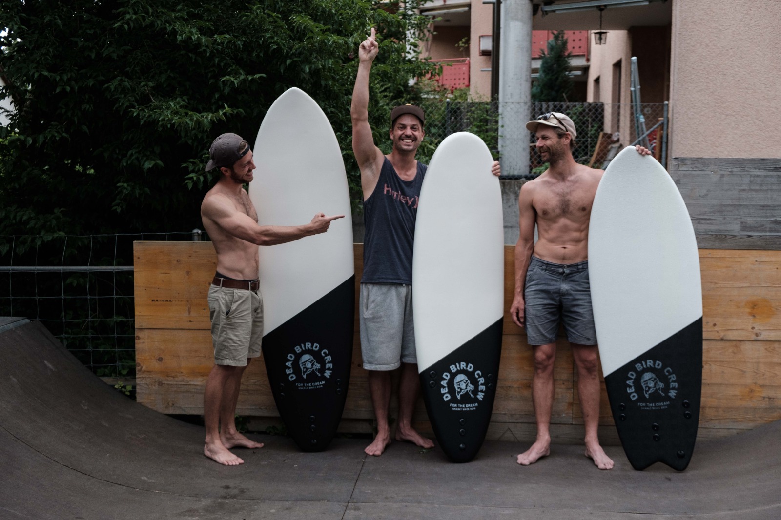 Die Dead Bird Crew wird an Board geholt